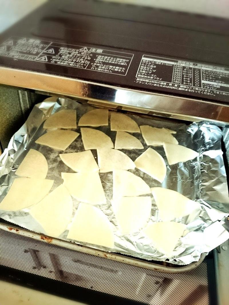 まずは餃子の皮をトースターで焼きます, カリッと焼けたら準備完了, コーンポタージュチップス, ガーリックバター醤油チップス, メープル塩キャラメルチップス, おやつにもおつまみにも