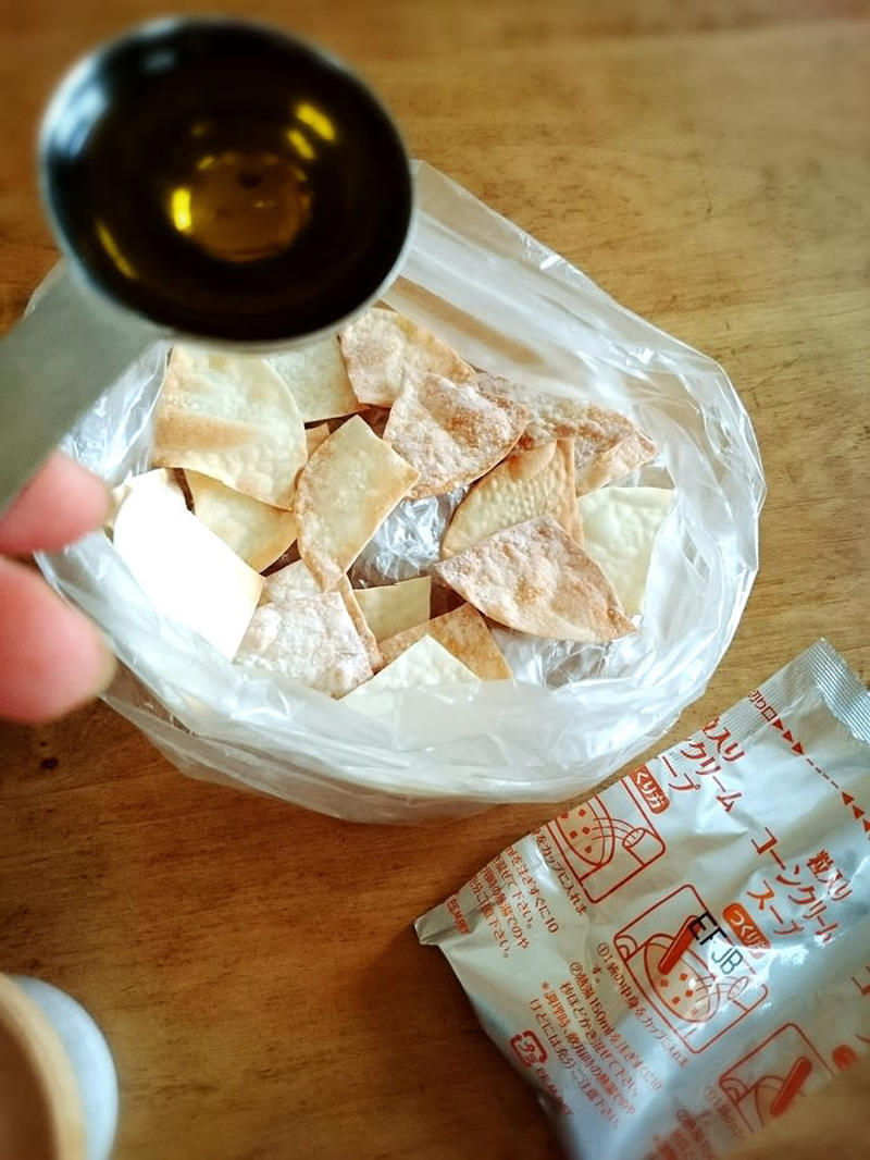 まずは餃子の皮をトースターで焼きます, カリッと焼けたら準備完了, コーンポタージュチップス, ガーリックバター醤油チップス, メープル塩キャラメルチップス, おやつにもおつまみにも