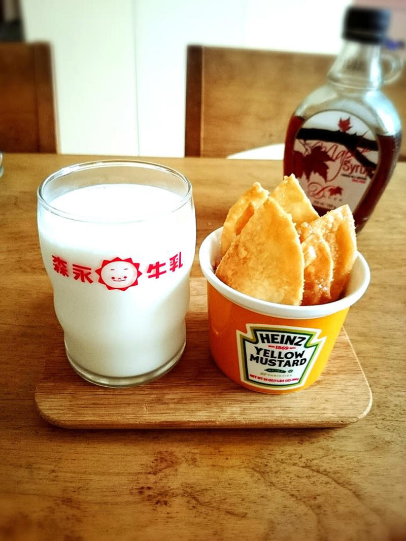 まずは餃子の皮をトースターで焼きます, カリッと焼けたら準備完了, コーンポタージュチップス, ガーリックバター醤油チップス, メープル塩キャラメルチップス, おやつにもおつまみにも