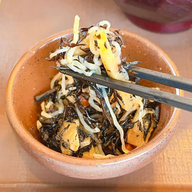 すき家では、400円以下で食べられる「コスパばつぐん朝食」を販売中です。, 朝ごはんらしい定番メニューです。, たまごは濃厚な味わいがクセになる。, 納豆とネギのシャキシャキ感もたまりません。, 焼きのりとも相性ばつぐん！, 小鉢とお味噌汁は、口の中をさっぱりさせてくれる存在。, サクッと食べて元気になれる朝食です。, 朝食なら、松屋の「豚汁朝定食」もおすすめです。, 豚汁には具材が9種類も入っています。
