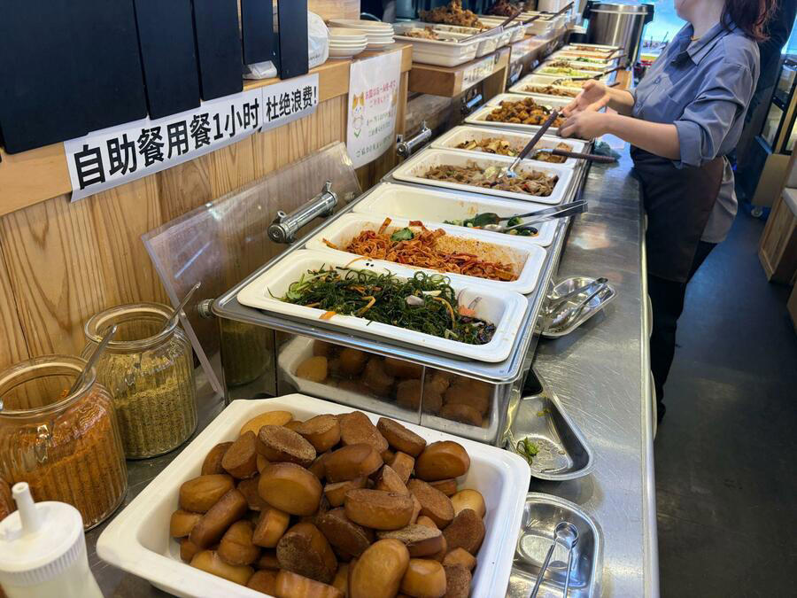 店の外まで人があふれるほどの盛況ぶり, なぜ池袋でここまでランチ食べ放題が増えている？, それでもやるのは、夜営業につながる"広告"になるから, 中国現地の学食のようだがコスパは良い