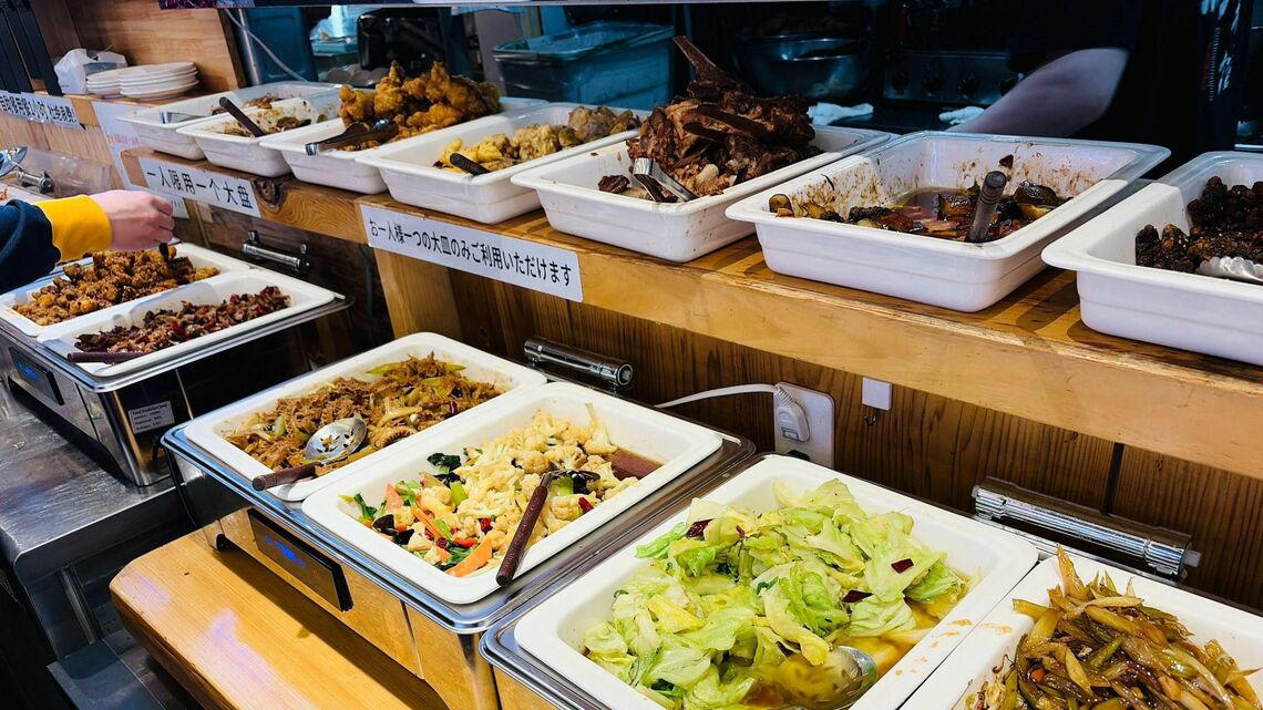 店の外まで人があふれるほどの盛況ぶり, なぜ池袋でここまでランチ食べ放題が増えている？, それでもやるのは、夜営業につながる"広告"になるから, 中国現地の学食のようだがコスパは良い