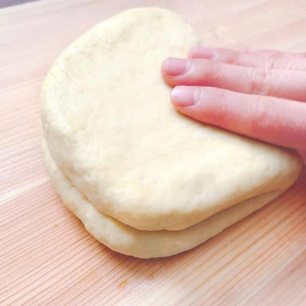 ホットビスケット, 作り方：① ボウルに【A】を入れて混ぜる。, ② ①をのばして半分に折りたたむ工程を3回繰り返す。, ③ 天板の上にクッキングシートを敷き、丸くくりぬいた②をのせる。180℃に予熱したオーブンで15分焼いたら、完成！, 「ホットケーキミックスでここまでできるの？」, ✔ 失敗しないポイント
