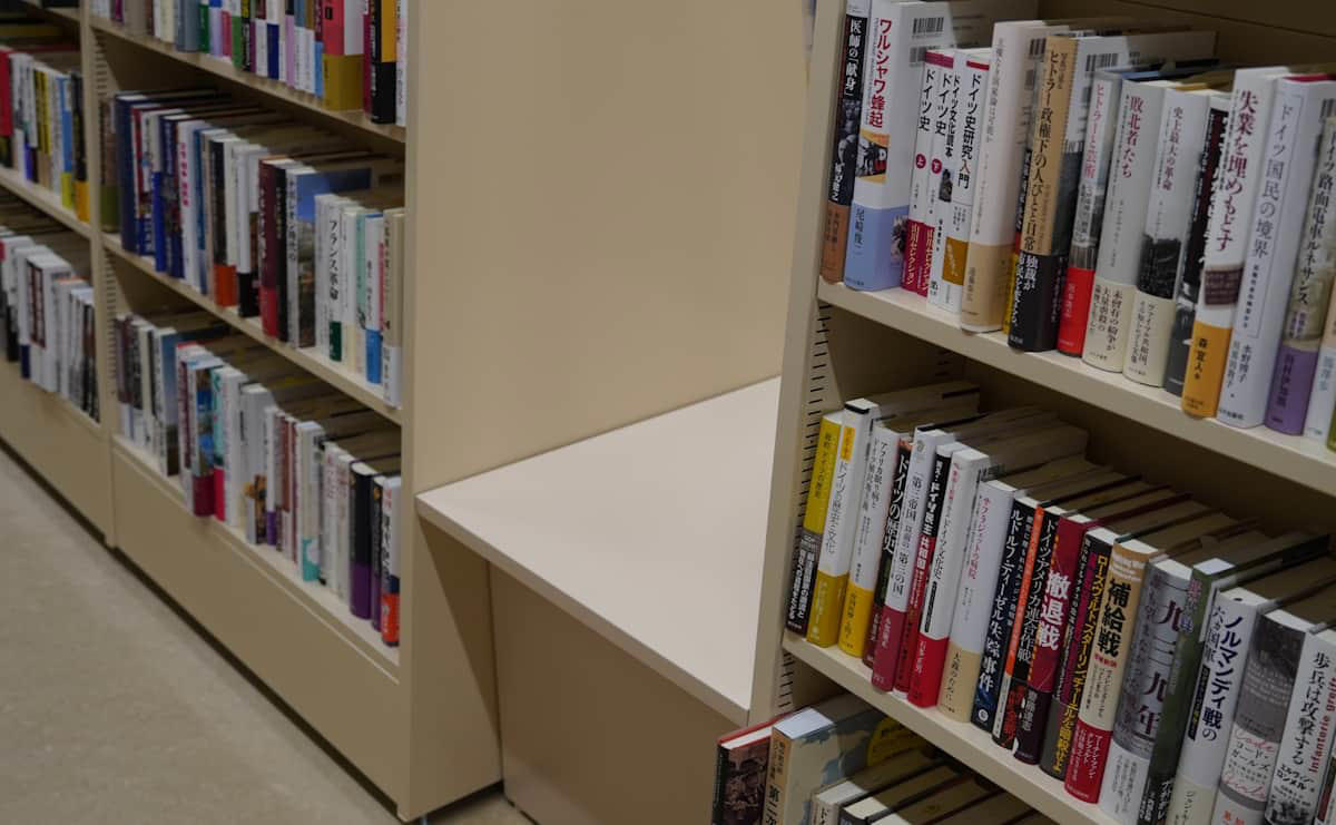 コンセプトは「歩けば、世界がひろがる書店。」, 1階 インパクト大の「知の渓谷」, 2階 出会いのときめきを大切にした棚づくり, 3階 楽しくぐるぐると回れるフロア, 歩いて発見する場所へ