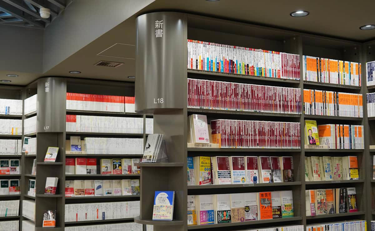 コンセプトは「歩けば、世界がひろがる書店。」, 1階 インパクト大の「知の渓谷」, 2階 出会いのときめきを大切にした棚づくり, 3階 楽しくぐるぐると回れるフロア, 歩いて発見する場所へ