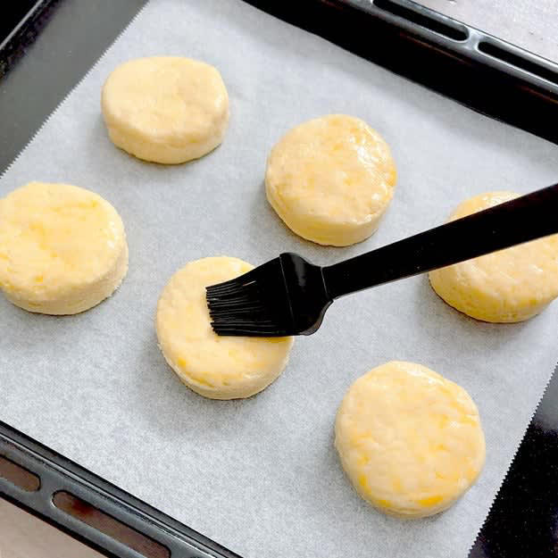 ホットビスケット, 作り方：① ボウルに【A】を入れて混ぜる。, ② ①をのばして半分に折りたたむ工程を3回繰り返す。, ③ 天板の上にクッキングシートを敷き、丸くくりぬいた②をのせる。180℃に予熱したオーブンで15分焼いたら、完成！, 「ホットケーキミックスでここまでできるの？」, ✔ 失敗しないポイント