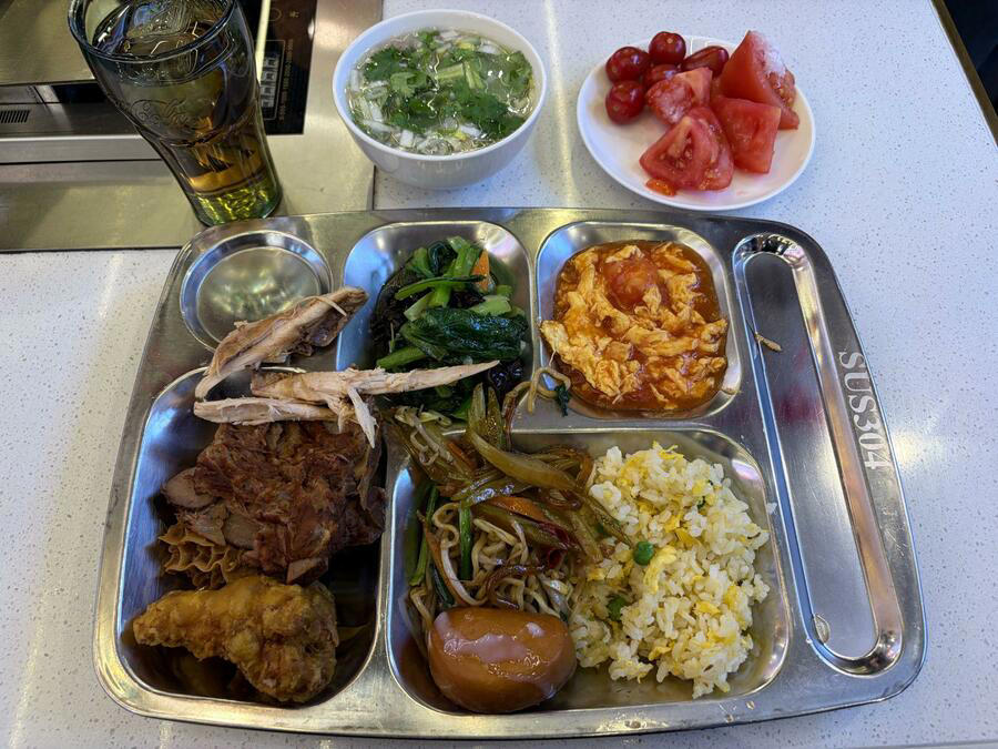 店の外まで人があふれるほどの盛況ぶり, なぜ池袋でここまでランチ食べ放題が増えている？, それでもやるのは、夜営業につながる"広告"になるから, 中国現地の学食のようだがコスパは良い