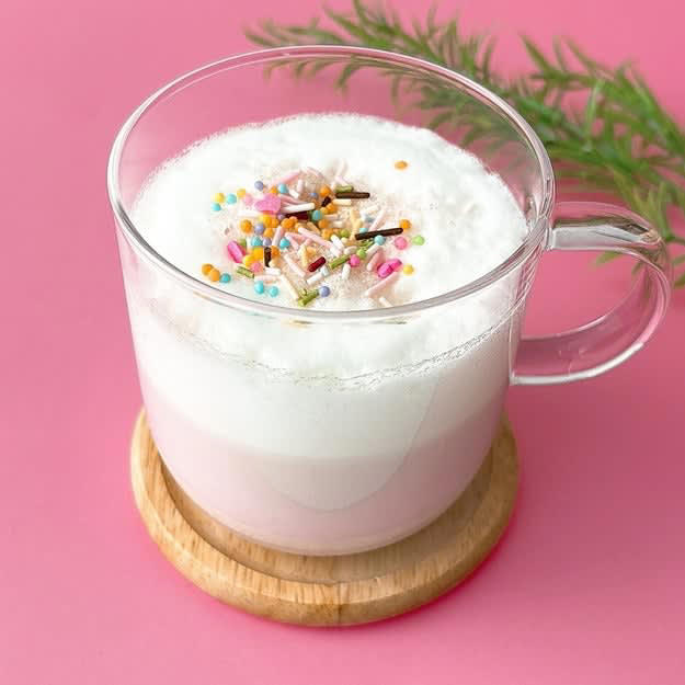 無印良品では、桜の風味を楽しめる「春のスイーツ」を販売中です。, 1.「おうちで味わうカフェメニュー ふんわり桜ラテ」, お湯を入れると、やさしいピンク色のラテに変わります。, ひと手間かけると、カフェ級の見た目になります。, 2.「桜のアイスボックスクッキー」, 食べた瞬間に、桜の香りが広がります。, サクサクの食感がクセになります。, 3.「桜のようかん」, 手を汚さず食べられるのが嬉しい！, 桜餅のような、甘じょっぱい味わいがたまりません。