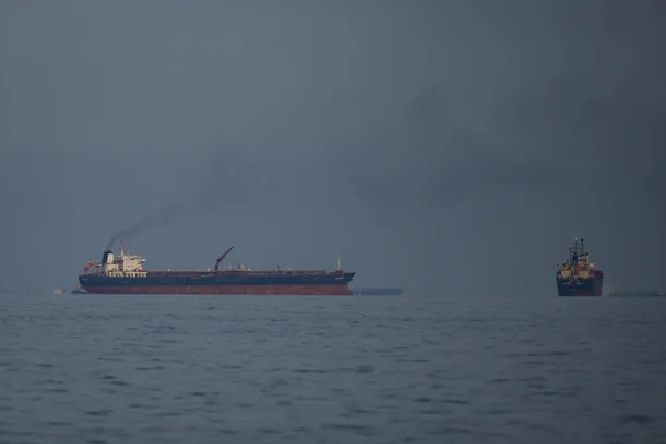 ホルムズ海峡を越えて拡大する海上攻撃, ペルシア湾深部の港にも攻撃, 無差別的な船舶攻撃の拡大, 「原油価格200ドル覚悟しろ」と圧力, 油田や港にも攻撃拡大