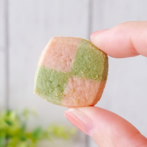 無印良品では、桜の風味を楽しめる「春のスイーツ」を販売中です。, 1.「おうちで味わうカフェメニュー ふんわり桜ラテ」, お湯を入れると、やさしいピンク色のラテに変わります。, ひと手間かけると、カフェ級の見た目になります。, 2.「桜のアイスボックスクッキー」, 食べた瞬間に、桜の香りが広がります。, サクサクの食感がクセになります。, 3.「桜のようかん」, 手を汚さず食べられるのが嬉しい！, 桜餅のような、甘じょっぱい味わいがたまりません。
