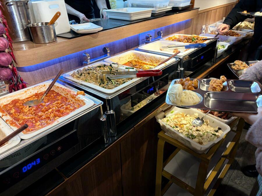 店の外まで人があふれるほどの盛況ぶり, なぜ池袋でここまでランチ食べ放題が増えている？, それでもやるのは、夜営業につながる"広告"になるから, 中国現地の学食のようだがコスパは良い
