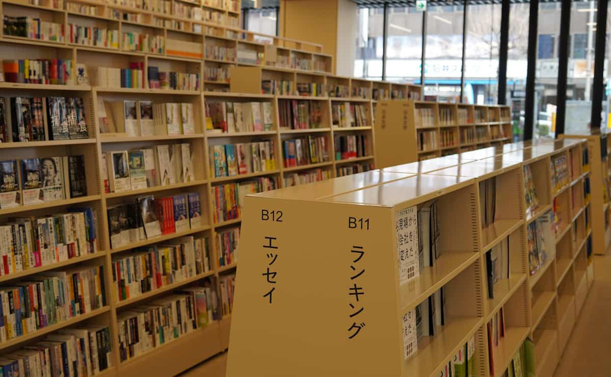 コンセプトは「歩けば、世界がひろがる書店。」, 1階 インパクト大の「知の渓谷」, 2階 出会いのときめきを大切にした棚づくり, 3階 楽しくぐるぐると回れるフロア, 歩いて発見する場所へ