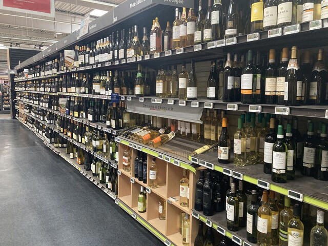 スーパーマーケットで見る、広大なワイン売り場, 家でもワインを飲むのが当たり前なフランス人, 高齢化するワイン人口。若者のワイン離れも, ワインにまつわる面白い表現, 生活に根付くワイン文化