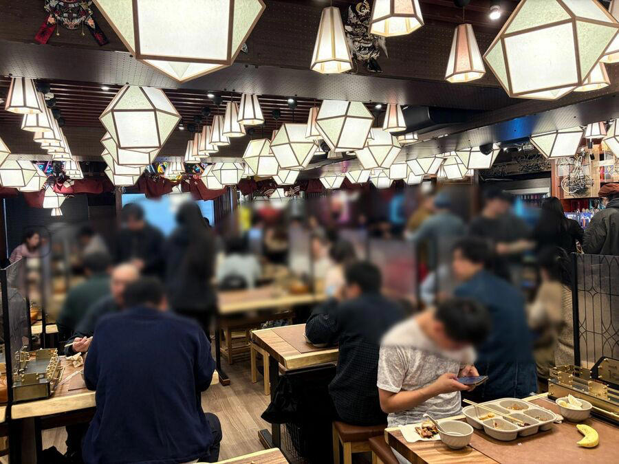店の外まで人があふれるほどの盛況ぶり, なぜ池袋でここまでランチ食べ放題が増えている？, それでもやるのは、夜営業につながる"広告"になるから, 中国現地の学食のようだがコスパは良い