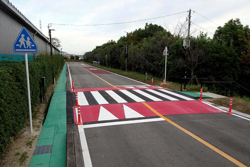 ルールを知っていても守られない「歩行者優先」, 全国でスムーズ横断歩道の実証実験が行われている理由, ゾーン30の効果を高める「停止率」と「速度低下」, 「データ」と「物理対策」を組み合わせた新しい交通安全, 意識に頼らぬ交通環境の確立へ
