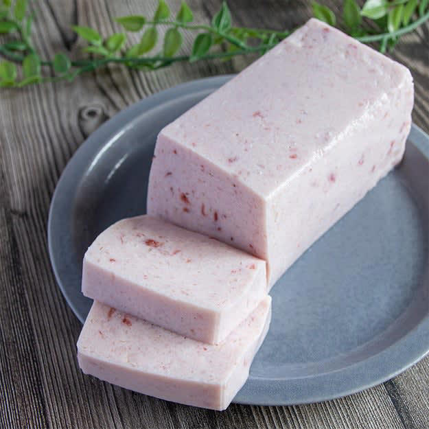 牛乳パック丸ごと！ 夢の巨大いちごプリン風スイーツ, レシピの基本情報：, 材料（牛乳パック1本分）：, ① ボウルに牛乳、デザートベースを入れてよくかき混ぜる。600Wの電子レンジで1分温めた後、お湯で溶かした粉ゼラチンを加えて再度よく混ぜ合わせる。, ② 牛乳パックに流し込み、冷蔵庫で3時間以上冷やしたら、完成！