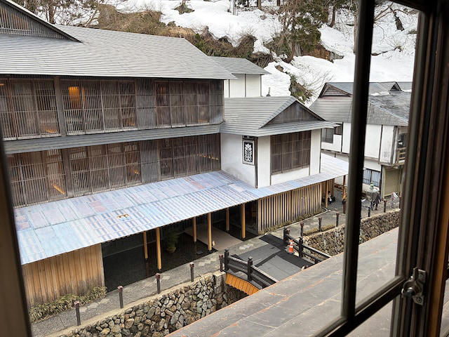 ▼大石田駅からの送迎バスで、銀嶺の温泉街へ, ▼銀山温泉のど真ん中！ ガス灯が灯る街並みを散策, ▼2間続きの贅沢な広さ。昔ながらの息遣いを感じる和室, ▼山形の恵みを五感で。黒毛和牛と「つや姫」の美食ディナー, ▼源泉かけ流しの名湯と、姉妹館の「銀山荘」への湯巡り, ▼山形の旬を味わう清々しい朝ごはん, ▼チェックイン・チェックアウト