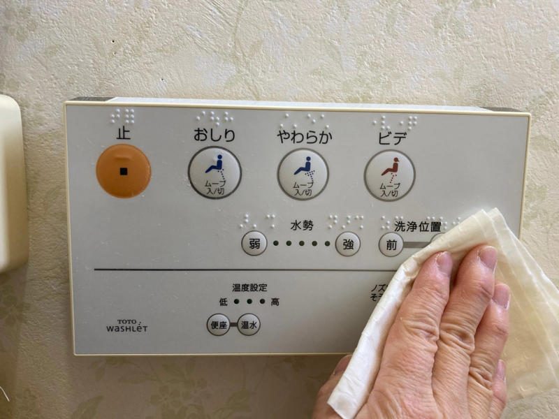 その1.便器の中だけを掃除して終わらせる, その2.いきなりウエットシートで拭く, その3.洗剤を多く使いすぎている, その4.手が触れる場所を掃除していない