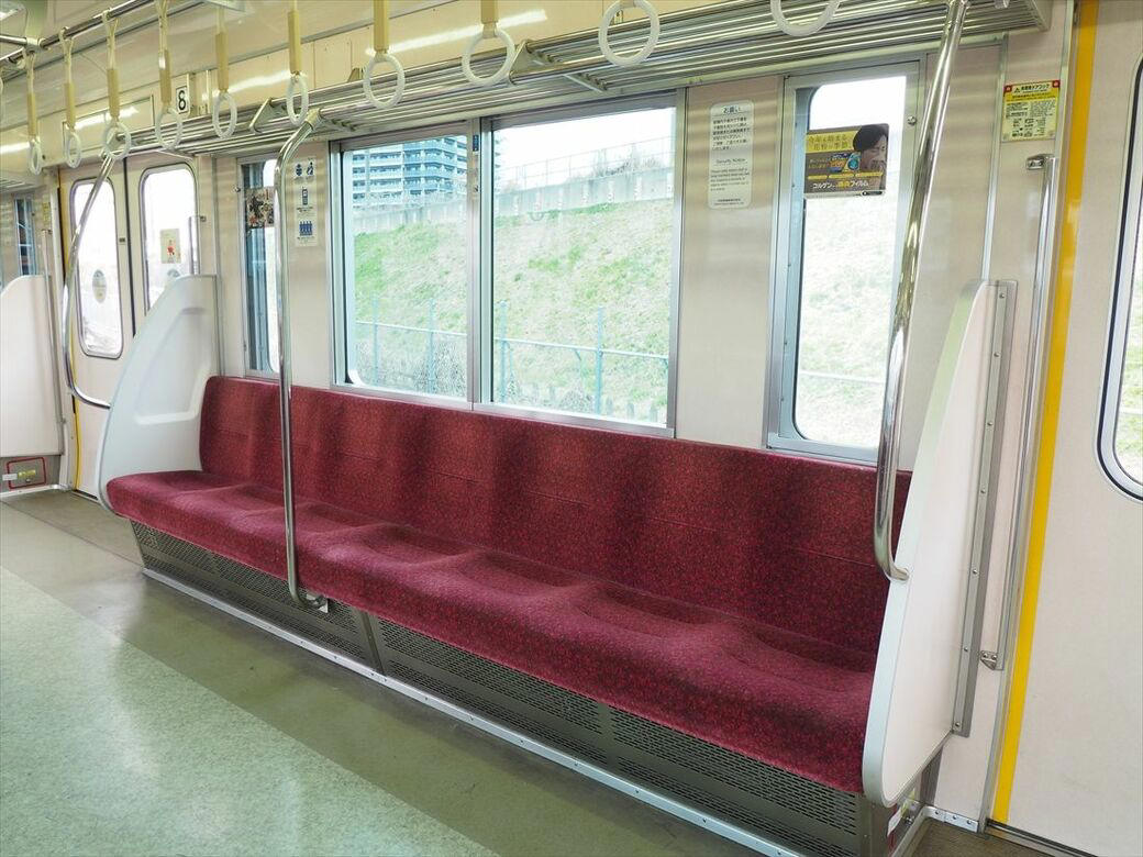小田急車両の「少数派」, 幅1.6mのドアが並ぶ, 細かいところにも新機軸, 10両化や千代田線直通はならず, 地道な活躍で存在感