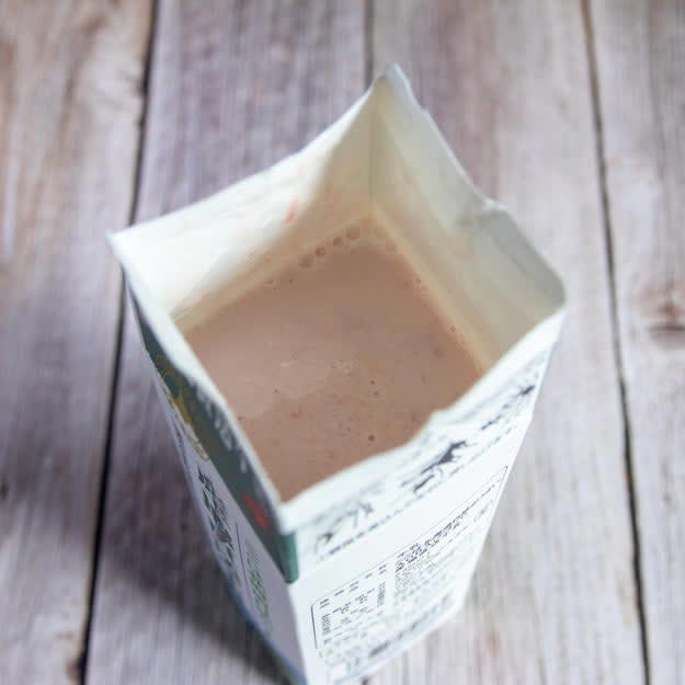 牛乳パック丸ごと！ 夢の巨大いちごプリン風スイーツ, レシピの基本情報：, 材料（牛乳パック1本分）：, ① ボウルに牛乳、デザートベースを入れてよくかき混ぜる。600Wの電子レンジで1分温めた後、お湯で溶かした粉ゼラチンを加えて再度よく混ぜ合わせる。, ② 牛乳パックに流し込み、冷蔵庫で3時間以上冷やしたら、完成！