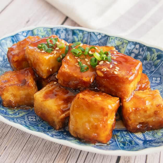 厚揚げの甘酢焼き, 【厚揚げだけなのにご飯が止まらん】「明日も食べたい！」家族に大好評♡簡単おかずレシピ, 厚揚げのにんにくめんつゆ焼き, 【厚揚1枚で大満足】にんにくとめんつゆでウンマ〜！簡単おかずレシピ, 厚揚げと卵のとろとろチーズ煮, 【厚揚と卵のとろとろチーズ煮】10分で完成！シンプルがいちばんおいしい節約レシピ, 厚揚げのチーズ卵詰め, 【厚揚げをくり抜いて〜】卵とチーズを詰めて焼くだけ！10分で作れる満足おかずレシピ, 厚揚げの照り焼きチーズ, 【厚揚げ買ったらコレにして】10分で完成！味付けはめんつゆだけ「厚揚げの照り焼きチーズ」レシピ