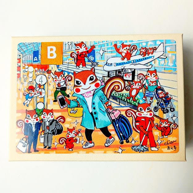 羽田空港では、リスが描かれた「限定パッケージクッキー」を販売中です。, 空港を楽しむ、リスたちの姿が描かれたパッケージ。, 4つずつ包装されているから、湿気らずに保管できます。, コロンとしたクッキーに、たっぷり粉糖がかかっています。, 口の中で溶けていく、“サクほろ感”がたまらない！, ほどよい甘さと、香ばしいくるみの相性がばつぐんです。, おみやげにぴったりな、かわいくておいしいクッキーです。, サクサクのクッキーなら、無印良品「ショコラのブールドネージュ」もおすすめです。, 上品な甘さでおいしい！サクサク食感もたまりません。
