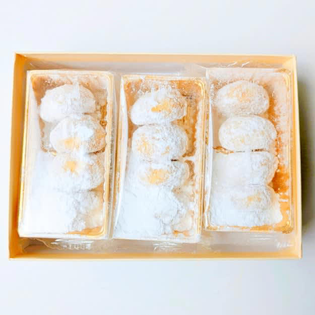 羽田空港では、リスが描かれた「限定パッケージクッキー」を販売中です。, 空港を楽しむ、リスたちの姿が描かれたパッケージ。, 4つずつ包装されているから、湿気らずに保管できます。, コロンとしたクッキーに、たっぷり粉糖がかかっています。, 口の中で溶けていく、“サクほろ感”がたまらない！, ほどよい甘さと、香ばしいくるみの相性がばつぐんです。, おみやげにぴったりな、かわいくておいしいクッキーです。, サクサクのクッキーなら、無印良品「ショコラのブールドネージュ」もおすすめです。, 上品な甘さでおいしい！サクサク食感もたまりません。