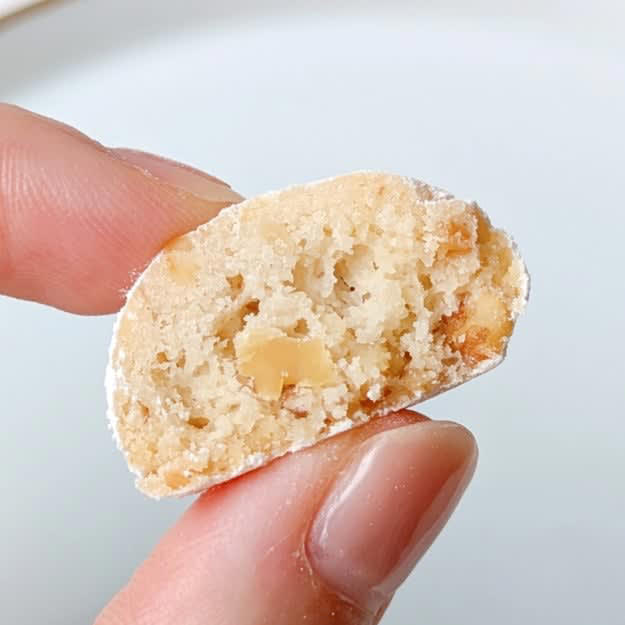 羽田空港では、リスが描かれた「限定パッケージクッキー」を販売中です。, 空港を楽しむ、リスたちの姿が描かれたパッケージ。, 4つずつ包装されているから、湿気らずに保管できます。, コロンとしたクッキーに、たっぷり粉糖がかかっています。, 口の中で溶けていく、“サクほろ感”がたまらない！, ほどよい甘さと、香ばしいくるみの相性がばつぐんです。, おみやげにぴったりな、かわいくておいしいクッキーです。, サクサクのクッキーなら、無印良品「ショコラのブールドネージュ」もおすすめです。, 上品な甘さでおいしい！サクサク食感もたまりません。