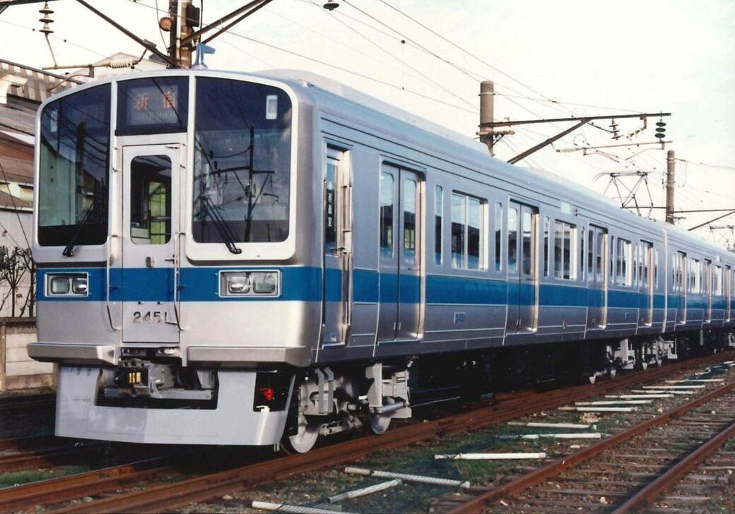 小田急車両の「少数派」, 幅1.6mのドアが並ぶ, 細かいところにも新機軸, 10両化や千代田線直通はならず, 地道な活躍で存在感