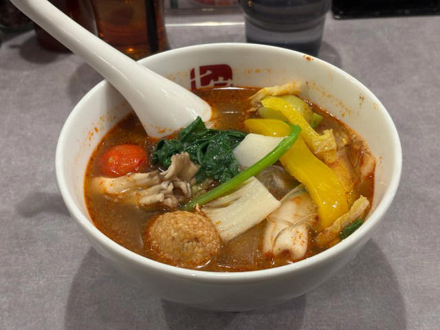 ・七宝麻辣湯というチェーン店へ, ・システムが複雑, ・具材選びのバリエーションがヤバすぎる, ・出来上がったオリジナル麻辣湯は……, ・若い女子に人気なの、納得しかない