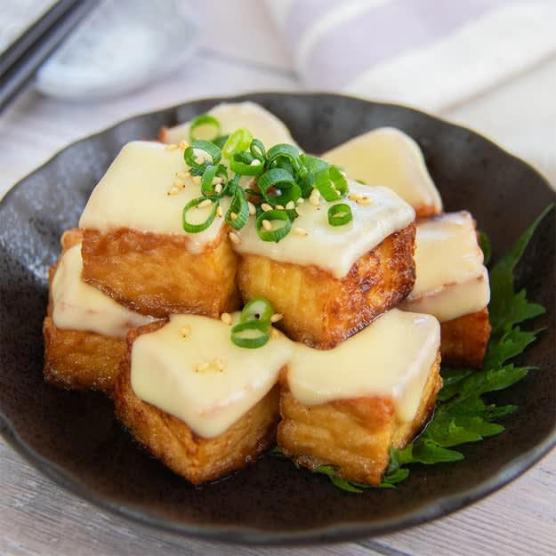 厚揚げの甘酢焼き, 【厚揚げだけなのにご飯が止まらん】「明日も食べたい！」家族に大好評♡簡単おかずレシピ, 厚揚げのにんにくめんつゆ焼き, 【厚揚1枚で大満足】にんにくとめんつゆでウンマ〜！簡単おかずレシピ, 厚揚げと卵のとろとろチーズ煮, 【厚揚と卵のとろとろチーズ煮】10分で完成！シンプルがいちばんおいしい節約レシピ, 厚揚げのチーズ卵詰め, 【厚揚げをくり抜いて〜】卵とチーズを詰めて焼くだけ！10分で作れる満足おかずレシピ, 厚揚げの照り焼きチーズ, 【厚揚げ買ったらコレにして】10分で完成！味付けはめんつゆだけ「厚揚げの照り焼きチーズ」レシピ