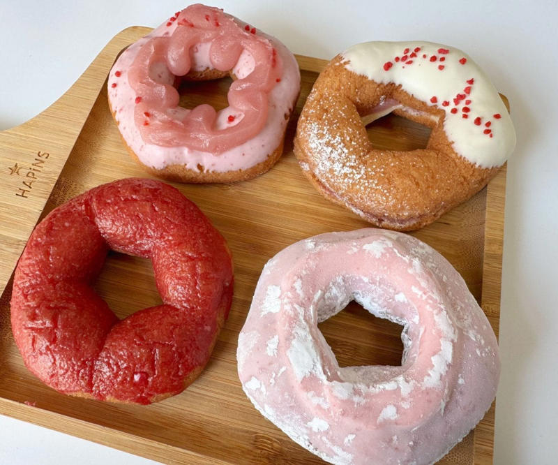 今年はさらに進化！ 生地の「もっちり＆ふんわり」がすごい, 【1】桜もち×いちご大福!?「春めくいちごホイップだいふく風」, 【2】筆者イチオシ！ 和洋折衷の贅沢ドーナツ「花やぐいちごみるくカスタード」, 【3】桜×いちごの最強タッグ！ 華やかな「咲くいちごみるく」, 【4】シンプルで甘さ控えめ！ 大人におすすめの「春かおるいちご風」