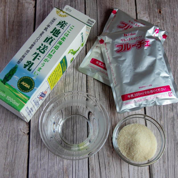 牛乳パック丸ごと！ 夢の巨大いちごプリン風スイーツ, レシピの基本情報：, 材料（牛乳パック1本分）：, ① ボウルに牛乳、デザートベースを入れてよくかき混ぜる。600Wの電子レンジで1分温めた後、お湯で溶かした粉ゼラチンを加えて再度よく混ぜ合わせる。, ② 牛乳パックに流し込み、冷蔵庫で3時間以上冷やしたら、完成！