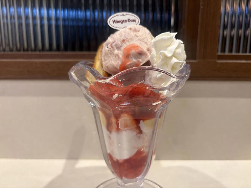 贅沢感たっぷり！ サンマルクカフェの「いちごづくし」な3種を食べ比べ, ①中も外もいちごまみれ！ フェスのような華やかさの「プレミアム ICHIGO チョコクロ」, ②ハーゲンダッツがドドン！ まろやかな甘さが染み渡る「スムージー」, ③最後のひと口まで至福！ サクサク食感のご褒美パフェ, 個人的イチオシは……