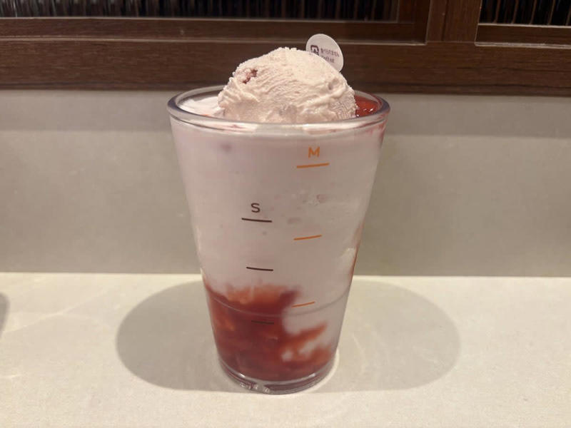 贅沢感たっぷり！ サンマルクカフェの「いちごづくし」な3種を食べ比べ, ①中も外もいちごまみれ！ フェスのような華やかさの「プレミアム ICHIGO チョコクロ」, ②ハーゲンダッツがドドン！ まろやかな甘さが染み渡る「スムージー」, ③最後のひと口まで至福！ サクサク食感のご褒美パフェ, 個人的イチオシは……