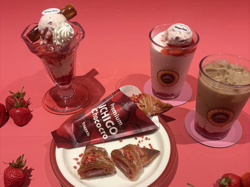 贅沢感たっぷり！ サンマルクカフェの「いちごづくし」な3種を食べ比べ, ①中も外もいちごまみれ！ フェスのような華やかさの「プレミアム ICHIGO チョコクロ」, ②ハーゲンダッツがドドン！ まろやかな甘さが染み渡る「スムージー」, ③最後のひと口まで至福！ サクサク食感のご褒美パフェ, 個人的イチオシは……