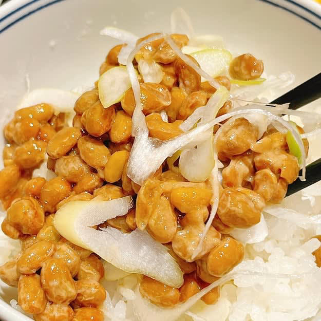 松屋と吉野家では、ご飯の大盛りが無料でできる朝定食を販売中です。, 1.松屋「“炙り”焼鮭朝定食」, 鮭の旨みに香ばしさが加わり、たまらなくおいしい。, 牛皿は安定のおいしさ。牛丼風にするのもおすすめです。, 2.松屋「豚汁朝定食」, 濃いめの味付けでご飯が進みます！, ミニ牛皿で牛丼にしていただきました。, 3.吉野家「納豆牛小鉢定食」, 牛小鉢は、濃いめの味付けでご飯が進みます。, 納豆は臭みが少なく食べやすい。