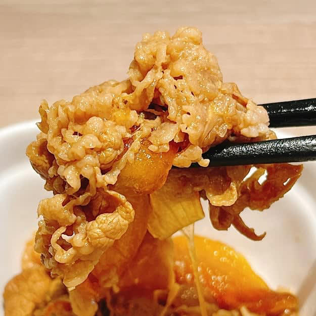 松屋と吉野家では、ご飯の大盛りが無料でできる朝定食を販売中です。, 1.松屋「“炙り”焼鮭朝定食」, 鮭の旨みに香ばしさが加わり、たまらなくおいしい。, 牛皿は安定のおいしさ。牛丼風にするのもおすすめです。, 2.松屋「豚汁朝定食」, 濃いめの味付けでご飯が進みます！, ミニ牛皿で牛丼にしていただきました。, 3.吉野家「納豆牛小鉢定食」, 牛小鉢は、濃いめの味付けでご飯が進みます。, 納豆は臭みが少なく食べやすい。