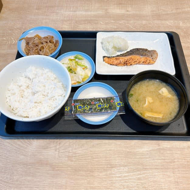 松屋と吉野家では、ご飯の大盛りが無料でできる朝定食を販売中です。, 1.松屋「“炙り”焼鮭朝定食」, 鮭の旨みに香ばしさが加わり、たまらなくおいしい。, 牛皿は安定のおいしさ。牛丼風にするのもおすすめです。, 2.松屋「豚汁朝定食」, 濃いめの味付けでご飯が進みます！, ミニ牛皿で牛丼にしていただきました。, 3.吉野家「納豆牛小鉢定食」, 牛小鉢は、濃いめの味付けでご飯が進みます。, 納豆は臭みが少なく食べやすい。