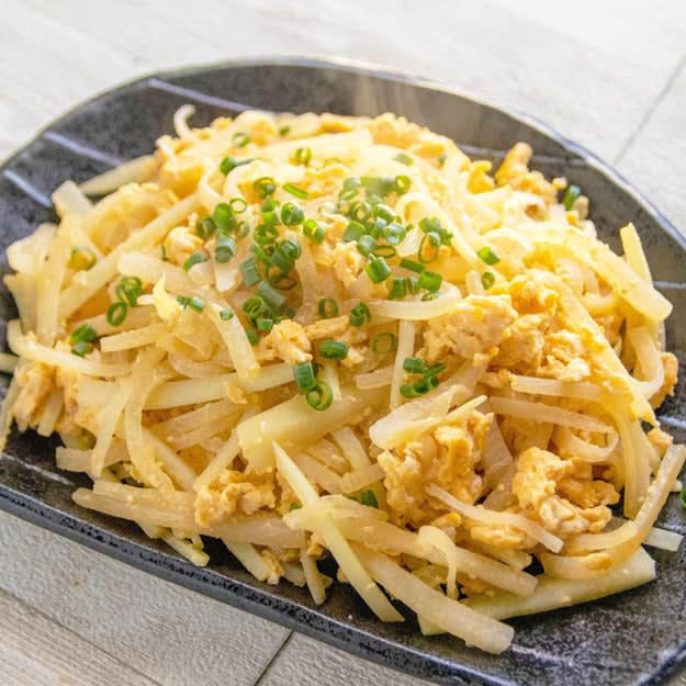 大根のピリ辛みそ漬け, 【大根を切って漬けるだけ】早くて簡単だから毎日作っちゃう！我が家で人気の大根の副菜レシピ, 大根と卵のさっと炒め, 【大根は炒めるのが正解】10分で完成！シャキうま食感「大根と卵のさっと炒め」レシピ, 大根と小ねぎのピリ辛漬物, 【大根、この食べ方を知ったら……】火もレンジも不要！切って混ぜるだけの「ポリポリ大根」即席ピリ辛レシピ