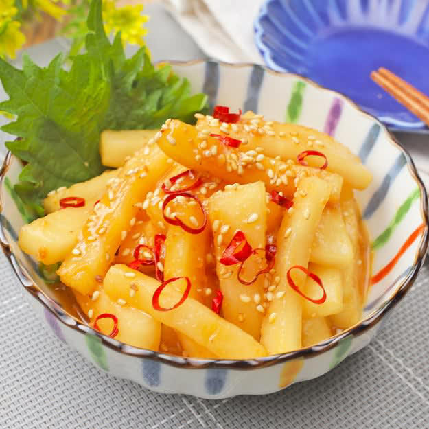 大根のピリ辛みそ漬け, 【大根を切って漬けるだけ】早くて簡単だから毎日作っちゃう！我が家で人気の大根の副菜レシピ, 大根と卵のさっと炒め, 【大根は炒めるのが正解】10分で完成！シャキうま食感「大根と卵のさっと炒め」レシピ, 大根と小ねぎのピリ辛漬物, 【大根、この食べ方を知ったら……】火もレンジも不要！切って混ぜるだけの「ポリポリ大根」即席ピリ辛レシピ