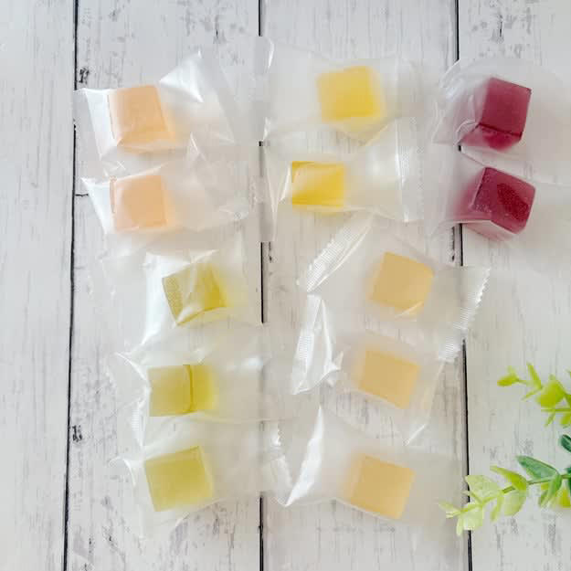 カルディでは、ひと口サイズの「絶品ゼリー」を販売中です。, 国産果汁を使用した、ひと口サイズのゼリーです。, 個包装だから、ゆっくり大切に味わえます。, キラキラしていて特別感たっぷり！, フルーツのいいところを凝縮したようなお菓子です。, それぞれ違うおいしさで、クセになります。, 弾力のある食感で、満足度が高いです。, どの味も濃厚で、リッチなおいしさでした！, 無印良品の「桜もち入りトラ焼き」も、ゆっくり味わいたい絶品おやつです。, 桜の香りがふんわりと広がって、上品な味わいです！