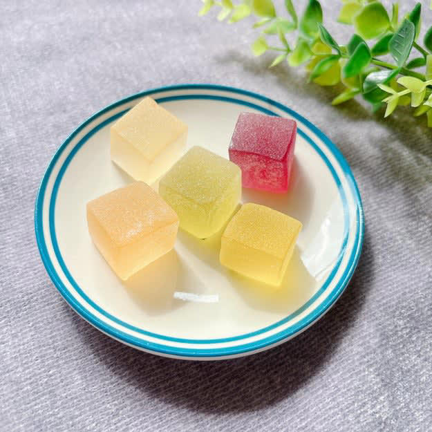 カルディでは、ひと口サイズの「絶品ゼリー」を販売中です。, 国産果汁を使用した、ひと口サイズのゼリーです。, 個包装だから、ゆっくり大切に味わえます。, キラキラしていて特別感たっぷり！, フルーツのいいところを凝縮したようなお菓子です。, それぞれ違うおいしさで、クセになります。, 弾力のある食感で、満足度が高いです。, どの味も濃厚で、リッチなおいしさでした！, 無印良品の「桜もち入りトラ焼き」も、ゆっくり味わいたい絶品おやつです。, 桜の香りがふんわりと広がって、上品な味わいです！