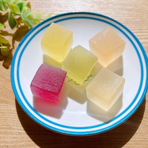 カルディでは、ひと口サイズの「絶品ゼリー」を販売中です。, 国産果汁を使用した、ひと口サイズのゼリーです。, 個包装だから、ゆっくり大切に味わえます。, キラキラしていて特別感たっぷり！, フルーツのいいところを凝縮したようなお菓子です。, それぞれ違うおいしさで、クセになります。, 弾力のある食感で、満足度が高いです。, どの味も濃厚で、リッチなおいしさでした！, 無印良品の「桜もち入りトラ焼き」も、ゆっくり味わいたい絶品おやつです。, 桜の香りがふんわりと広がって、上品な味わいです！