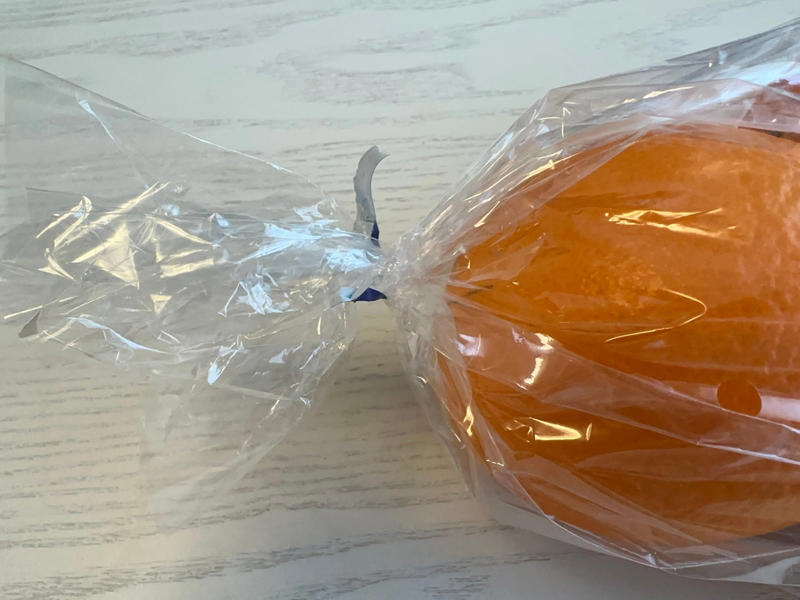 ビニール袋をとめてあるテープ、きれいに取りたい, 1.テープとビニールの隙間に差し込む, 2.てこの原理で爪楊枝を持ち上げる, 3.テープが簡単に取れました, ビニール袋のテープ、きれいに剥がしてストレスフリー