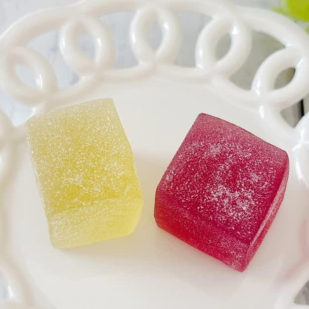 カルディでは、ひと口サイズの「絶品ゼリー」を販売中です。, 国産果汁を使用した、ひと口サイズのゼリーです。, 個包装だから、ゆっくり大切に味わえます。, キラキラしていて特別感たっぷり！, フルーツのいいところを凝縮したようなお菓子です。, それぞれ違うおいしさで、クセになります。, 弾力のある食感で、満足度が高いです。, どの味も濃厚で、リッチなおいしさでした！, 無印良品の「桜もち入りトラ焼き」も、ゆっくり味わいたい絶品おやつです。, 桜の香りがふんわりと広がって、上品な味わいです！
