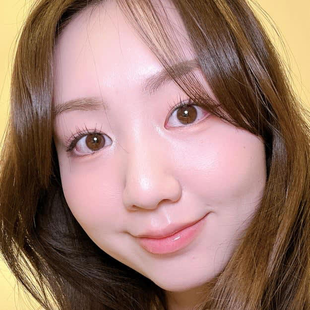 誰もが一度は憧れる、アイドルメイク。, ポイントは3つ。, 参考にしたのはこちらのメイク！, それではさっそくやってみます！, 使用するコスメはこちら。, まずは、淡い青みピンクをアイホール全体に乗せます。, 二重幅にラメ入りのピンクを乗せます。, 涙袋ペンシルを使って、下まぶたにラインを引きます。, ブラウンで涙袋の影を描く。, 濃いブラウンでアイラインを引いてぼかす。, 目頭に大粒ラメを乗せて……, 全体はこんな感じ！, 実際にやってみると、やっぱり涙袋の存在感がかなり大事。