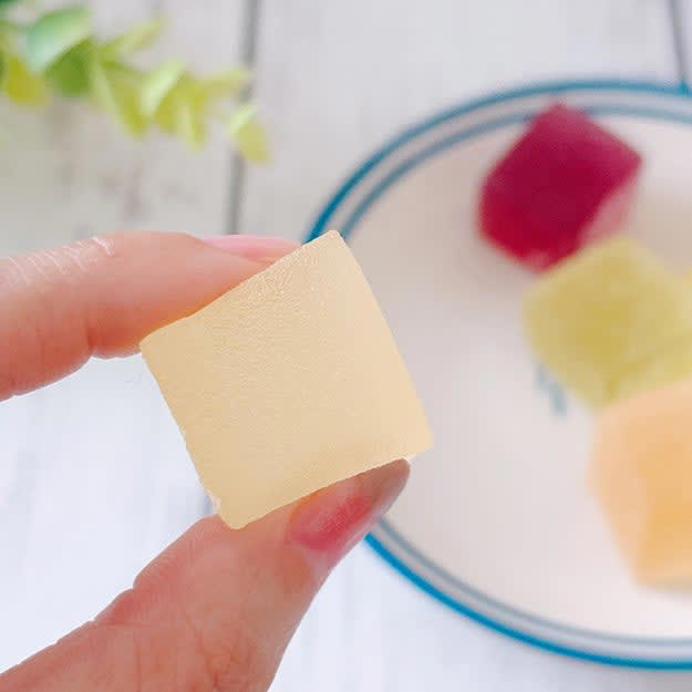カルディでは、ひと口サイズの「絶品ゼリー」を販売中です。, 国産果汁を使用した、ひと口サイズのゼリーです。, 個包装だから、ゆっくり大切に味わえます。, キラキラしていて特別感たっぷり！, フルーツのいいところを凝縮したようなお菓子です。, それぞれ違うおいしさで、クセになります。, 弾力のある食感で、満足度が高いです。, どの味も濃厚で、リッチなおいしさでした！, 無印良品の「桜もち入りトラ焼き」も、ゆっくり味わいたい絶品おやつです。, 桜の香りがふんわりと広がって、上品な味わいです！
