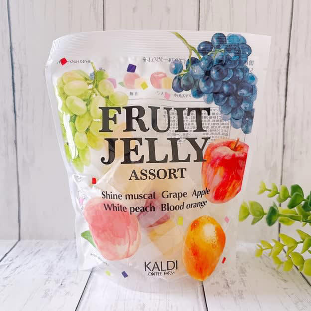カルディでは、ひと口サイズの「絶品ゼリー」を販売中です。, 国産果汁を使用した、ひと口サイズのゼリーです。, 個包装だから、ゆっくり大切に味わえます。, キラキラしていて特別感たっぷり！, フルーツのいいところを凝縮したようなお菓子です。, それぞれ違うおいしさで、クセになります。, 弾力のある食感で、満足度が高いです。, どの味も濃厚で、リッチなおいしさでした！, 無印良品の「桜もち入りトラ焼き」も、ゆっくり味わいたい絶品おやつです。, 桜の香りがふんわりと広がって、上品な味わいです！