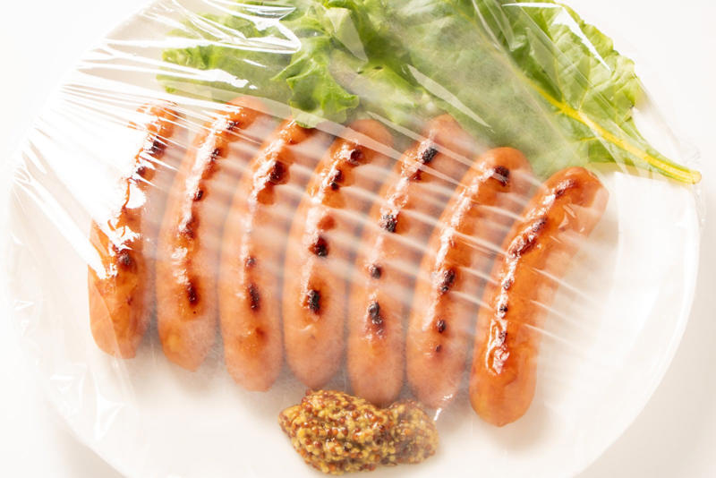 NGその1．油分の多い食品を直接包んで加熱する, NGその2．器にピンと張って食品用ラップをかける, NGその3．オーブントースターや電子レンジのオーブン調理に使用する, 食品用ラップのうっかりミスに気を付けよう